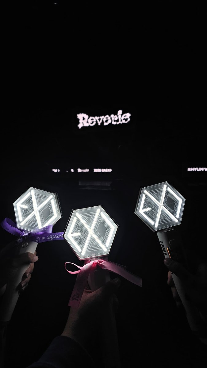 Khyun04092's tweet photo. Sound check just ended. Baekhyun said he did not prepare for the cold weather. I guess he forgot its winter in AU now🥹😂
#BAEKHYUN #백현 #Reverie #ReverieTour #ReverieMELBOURNE #iMeAU https://t.co/4DHkSKlfoy
