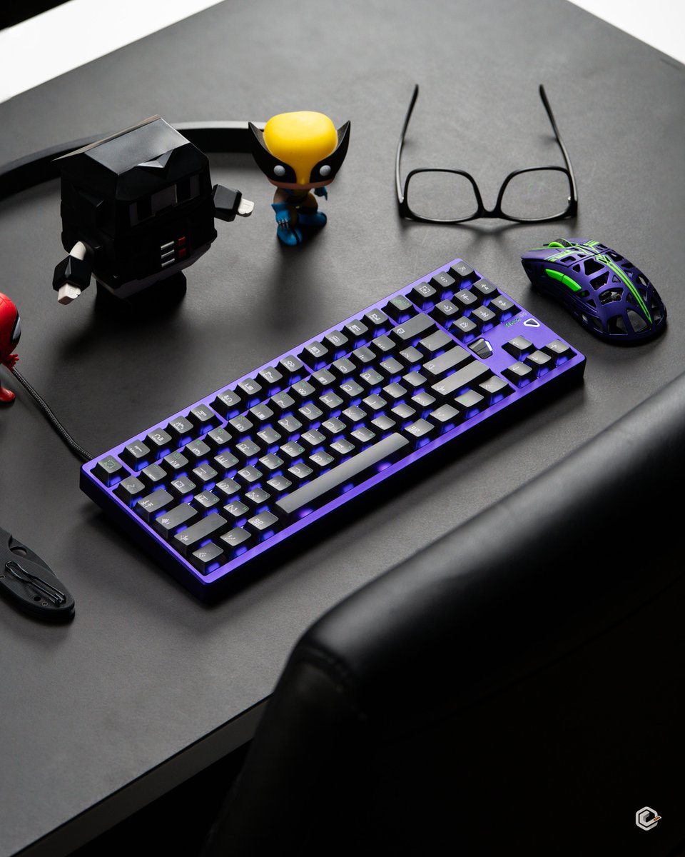 ScoopedBar's tweet photo. Didn’t get a sound test in, but after a week with the Hex80, I’ll say this—Owlab Ti switches + gasket + CF plate feels way more balanced than I expected. Bouncy, soft bottom out, clean return. Kinda wild how comfortable this is for long writing sessions. https://t.co/U9nW6iELAD
