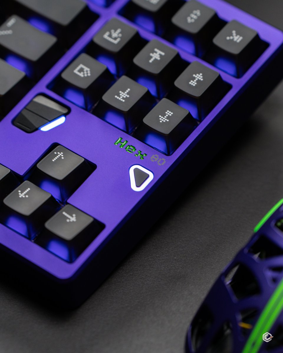 ScoopedBar's tweet photo. Didn’t get a sound test in, but after a week with the Hex80, I’ll say this—Owlab Ti switches + gasket + CF plate feels way more balanced than I expected. Bouncy, soft bottom out, clean return. Kinda wild how comfortable this is for long writing sessions. https://t.co/U9nW6iELAD