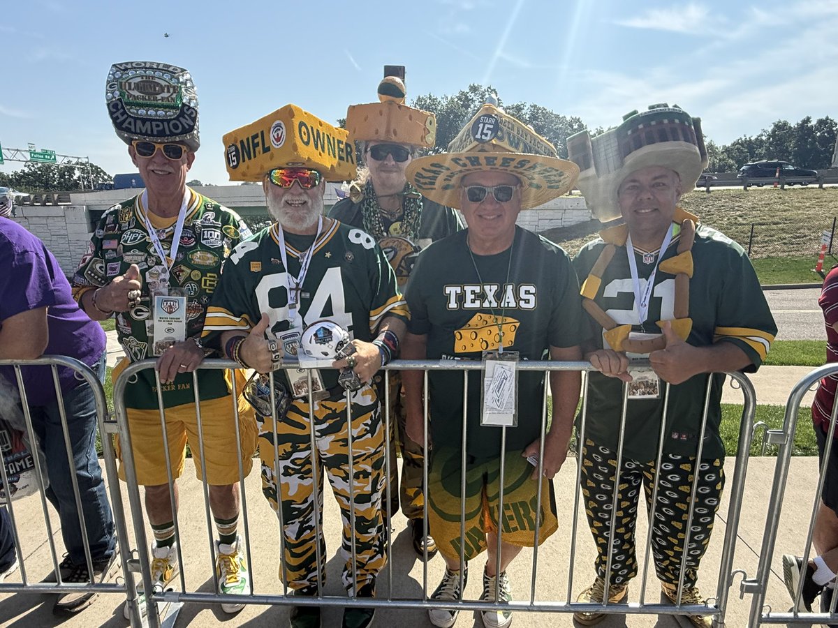 elliefrenchTV's tweet photo. Packers fans from Wisconsin, Ohio &amp; Texas are here in Canton representing the green and gold 🧀🏈 @fox11news https://t.co/7R29j8sPIT