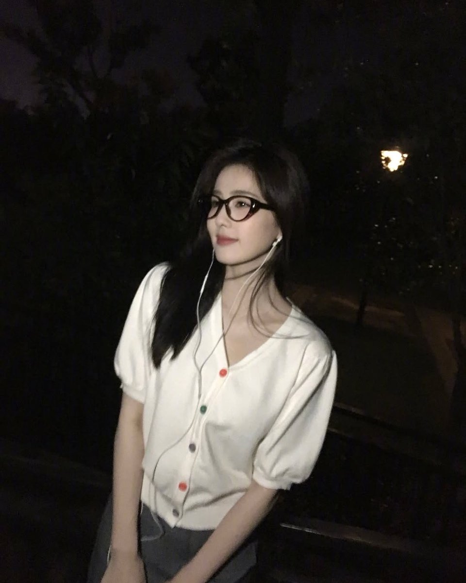 ㅤ
ㅤ
❛  . . .  𝑟𝑜𝑙𝑙𝑠 𝑜𝑓 𝑛𝑖𝑟𝑣𝑎𝑛͟𝑎: 

Went out for a little night walk after sleeping all day. The air felt fresh, and I had Ivy with me—we just talked about how the past few days in Grimshore have been. Nothing fancy, just a simple walk and talk. 🤍

ㅤ