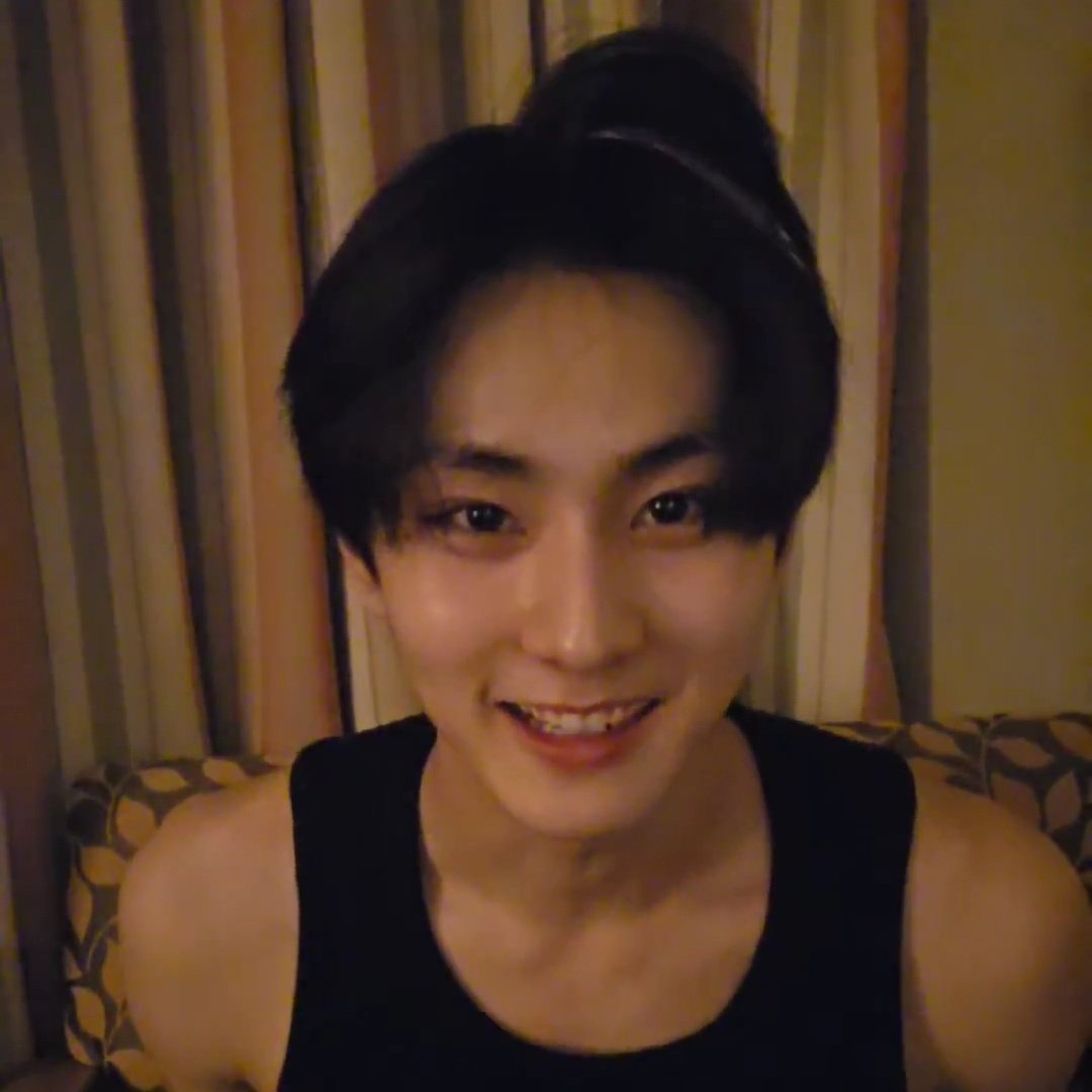 I JUST OPENED THE LIVE TO THISJSDJJQJD HES SO CUTEEEEEEE