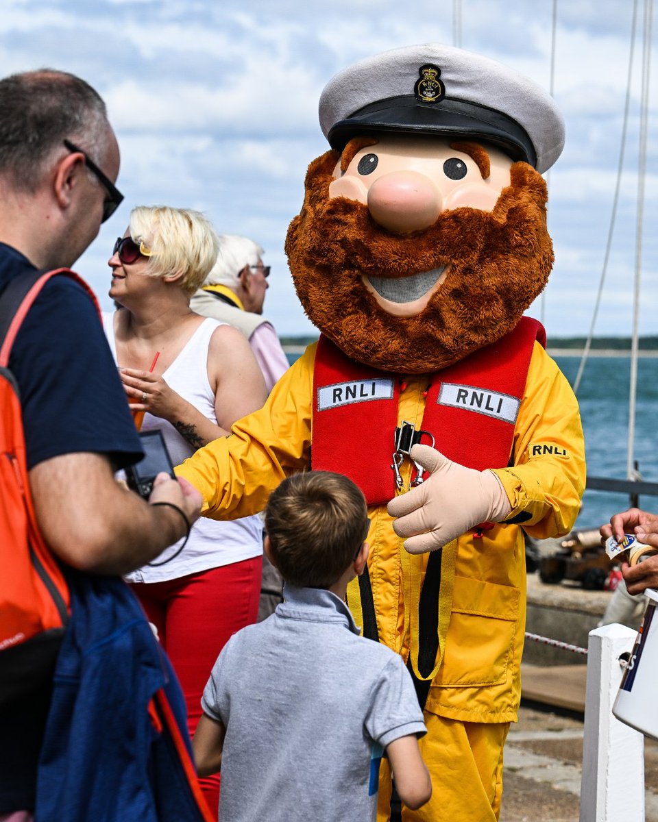 cowes_week's tweet photo. Plan your perfect shoreside Cowes Week 🎯

📍 Spectator guide 🔗 https://t.co/97WhHQ3Pya

#CowesWeek #CowesWeek2025 #SpectatorGuide #SailingFestival #IsleOfWight #Sailing #YachtRacing #OnShoreAction https://t.co/fn6T2IGlwx