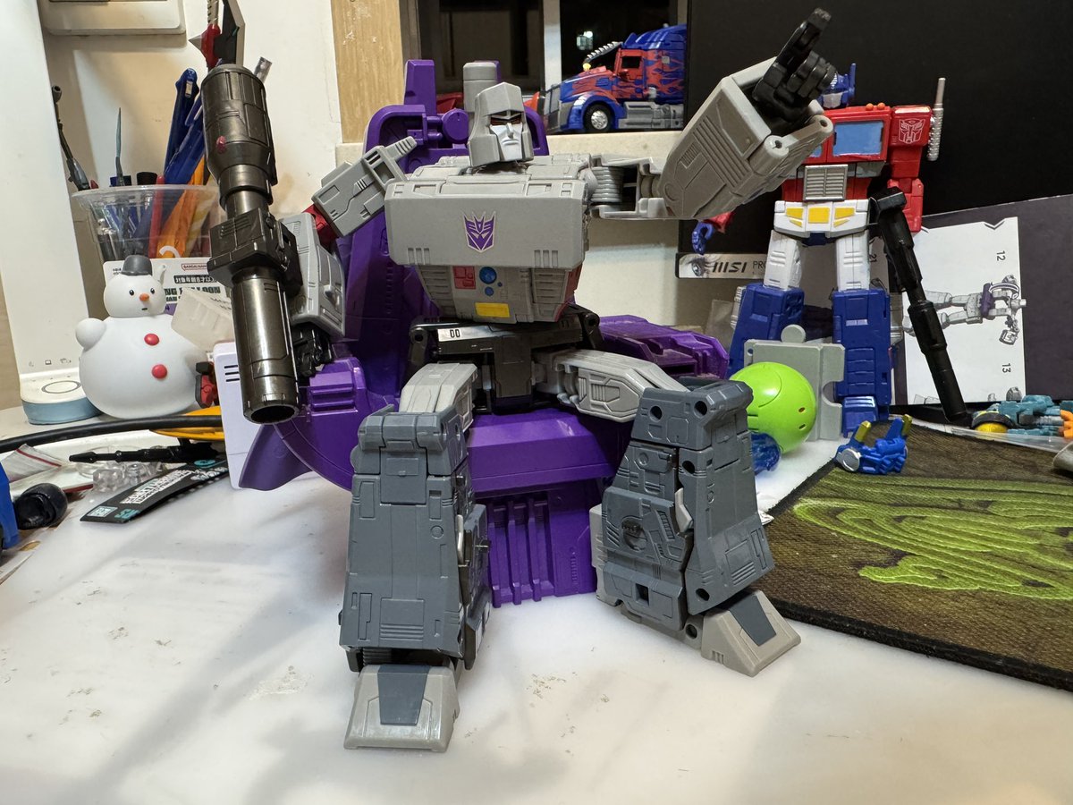 RiotControl2501's tweet photo. One of the cooler things about SS86 Megatron is he can finally sit on the chair and not have half of his ass floating like picture of Shoko Asahara floating https://t.co/Rg0t3hrzAv