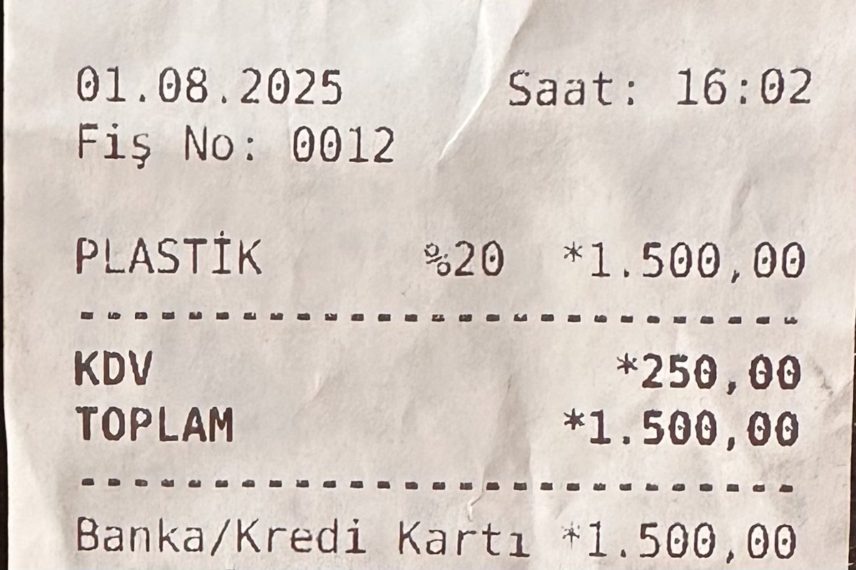 📍Kümbet Yaylası / Giresun
Bugün bir esnaftan 1500 TL’lik ürün aldım.
“Nakit verirsen 1400 TL olur,” dedi.
“Neden?” dedim.
“Çünkü kredi kartında %20 komisyon kesiliyor,” dedi.
“Nasıl yani? Banka o kadar mümkün değil almaz”
“Abi KDV işte…” dedi.

Yani esnaf, devlete vereceği