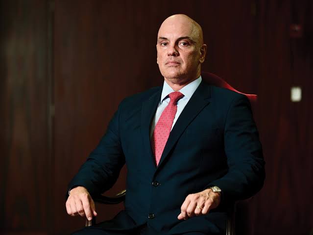 Esse homem salvou a nossa democracia. A pressão sobre ele é gigantesca. Todo nosso apoio e força a Alexandre de Moraes.