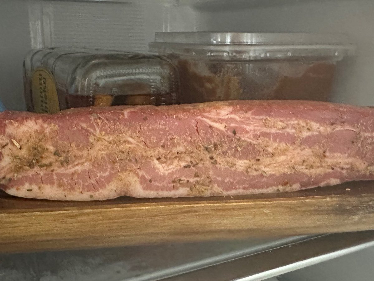 自家製パンチェッタベーコン
これでパスタ作ると美味しいんだあ。
1ヶ月くらいかかるけど、激安で作れるし
料理上手くなると幸福度上がりまくるよ