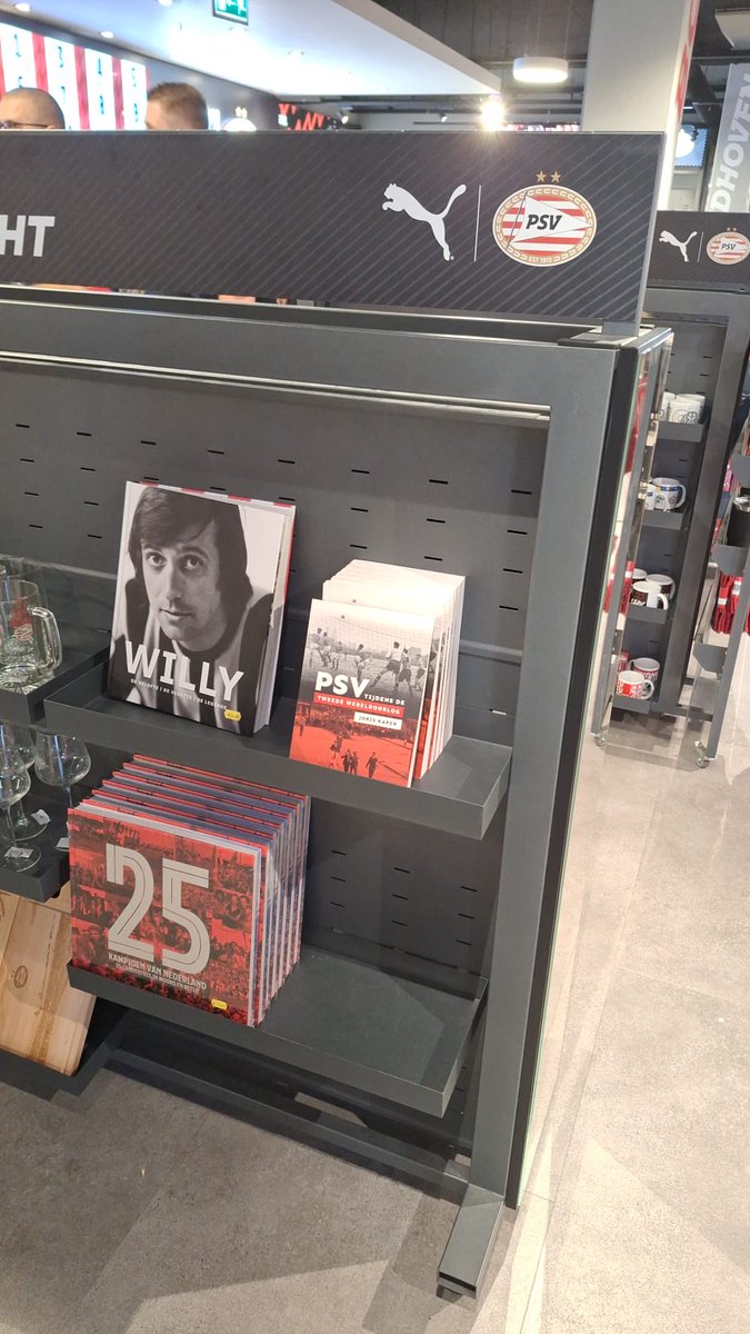Ga je dit weekend naar PSV - Go Ahead Eagles voor de Johan Cruijff Schaal? Vergeet dan niet om je boek te scoren, want uiteraard ligt die ook in de PSV Fanstore! psvfanstore.nl/product/boek-p…

#PSVgae #PSV