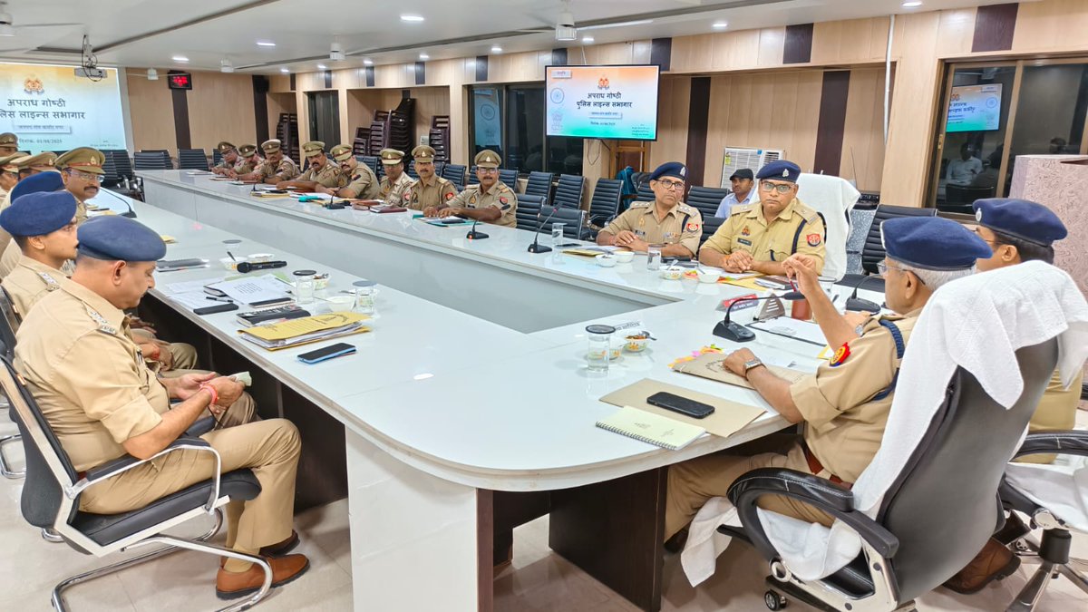 #AdgZoneGkr द्वारा आज जनपद सन्तकबीरनगर में अपराध समीक्षा गोष्ठी की गई, जिसमें अपराधों की रोकथाम एवं अपराधियों के विरुद्ध कड़ी कार्यवाही करने हेतु निर्देशित किया गया।  इसके पश्चात रिक्रूट आरक्षियों के प्रशिक्षण की व्यवस्था का निरीक्षण कर आवश्यक दिशा-निर्देश दिए गए।