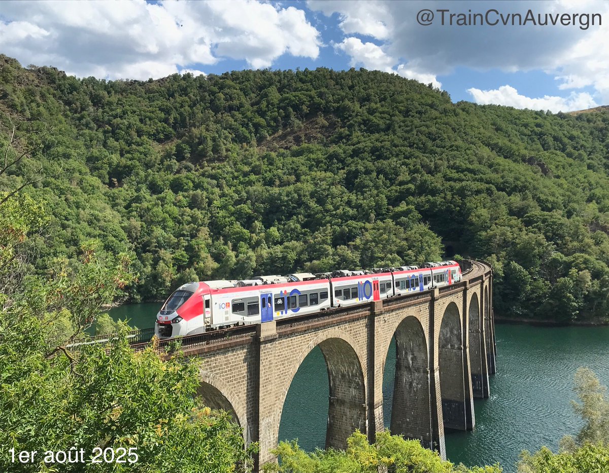 <a href="/LignDesCevennes/">🚂 Ligne des Cévennes</a> 
🚂 #LeCévenol 🚆
Après le croisement mythique avec son homologue circulant en sens inverse en gare de La Bastide Saint-Laurent-les-Bains, ce dernier (877957) au même endroit vu d'un angle légèrement décalé.
Deux «Cévenol» parfaitement à l'heure aujourd'hui 😁
