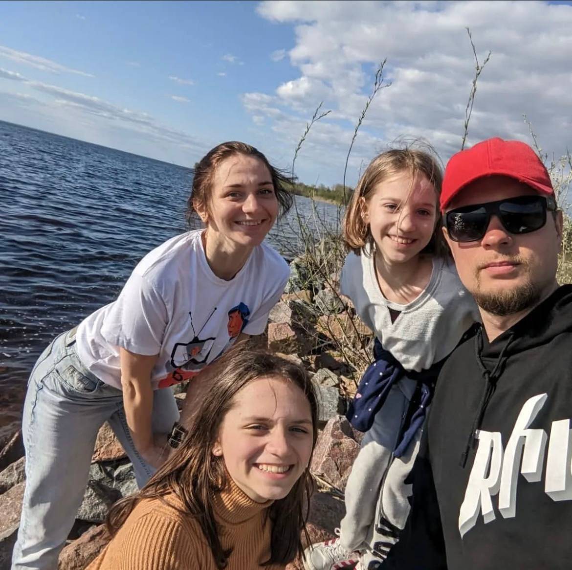 Iryna Humenyuk and her two daughters Alina and Anastasia – murdered by Russians in Kyiv yesterday. Her husband is defending Ukraine on the frontlines. The scale of this tragedy is impossible to comprehend.