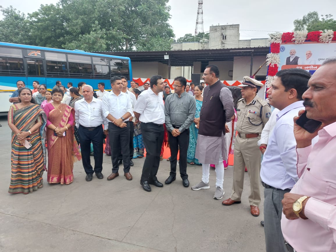 jitu_vaghani's tweet photo. 🚎 "મુસાફરોની સુવિધા માટે ગુજરાત એસ.ટી. સદાય અગ્રેસર"

ભાવનગર ખાતે ગૃહ તથા વાહન વ્યવહાર મંત્રી શ્રી @sanghaviharsh ની વિશેષ ઉપસ્થિતિમાં ગુજરાત રાજ્ય માર્ગ પરિવહન નિગમ દ્વારા ૨૫ નવી આધુનિક બસોનું લોકાર્પણ કરવામાં આવ્યું.

આ બસોમાં આરામદાયક સીટિંગ, યુએસબી ચાર્જિંગ પોઈન્ટ્સ, રીઅલ-ટાઈમ ટ્રેકિંગ જેવી આધુનિક સુવિધાઓ ઉપલબ્ધ હોવાથી મુસાફરો માટે સફર વધુ આરામદાયક, સુરક્ષિત અને સુવિધાસભર બનશે.

ગુજરાત એસ.ટી.નું આ પગલું રાજ્યના જાહેર પરિવહનને આધુનિક બનાવવાની દિશામાં એક સશક્ત અને સરાહનીય પહેલ છે.