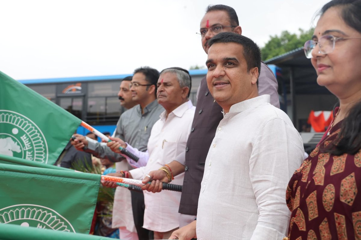 jitu_vaghani's tweet photo. 🚎 "મુસાફરોની સુવિધા માટે ગુજરાત એસ.ટી. સદાય અગ્રેસર"

ભાવનગર ખાતે ગૃહ તથા વાહન વ્યવહાર મંત્રી શ્રી @sanghaviharsh ની વિશેષ ઉપસ્થિતિમાં ગુજરાત રાજ્ય માર્ગ પરિવહન નિગમ દ્વારા ૨૫ નવી આધુનિક બસોનું લોકાર્પણ કરવામાં આવ્યું.

આ બસોમાં આરામદાયક સીટિંગ, યુએસબી ચાર્જિંગ પોઈન્ટ્સ, રીઅલ-ટાઈમ ટ્રેકિંગ જેવી આધુનિક સુવિધાઓ ઉપલબ્ધ હોવાથી મુસાફરો માટે સફર વધુ આરામદાયક, સુરક્ષિત અને સુવિધાસભર બનશે.

ગુજરાત એસ.ટી.નું આ પગલું રાજ્યના જાહેર પરિવહનને આધુનિક બનાવવાની દિશામાં એક સશક્ત અને સરાહનીય પહેલ છે.
