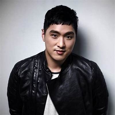 TheePopCore's tweet photo. Andrew Choi, the singing voice behind Jinu of Saja Boys in the popular Netflix film "K-Pop Demon Hunters," shared his dream lineup for a real-life Saja Boys team, naming two EXO members BAEKHYUN and D.O. as his top vocalist picks:

“If it had to be a vocalist, it would have to be either like Baekhyun or D.O. from EXO. They kill it.”