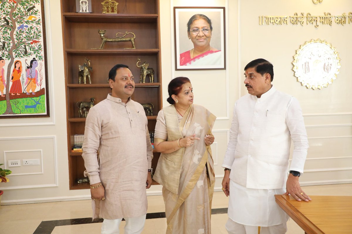 ChitnisArchana's tweet image. आज भोपाल में माननीय मुख्यमंत्री @DrMohanYadav51 जी से शिष्टाचार भेंट की।

इस अवसर पर विभिन्न समसामयिक विषयों पर सार्थक चर्चा हुई।

#DrMohanYadav
#CMMadhyaPradesh