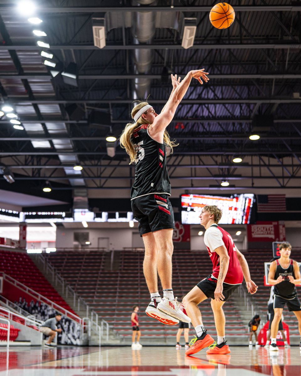 South Dakota Men's Basketball tweet media