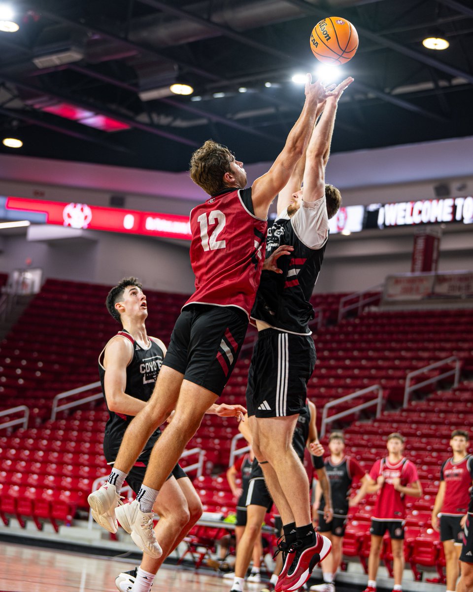 South Dakota Men's Basketball tweet media