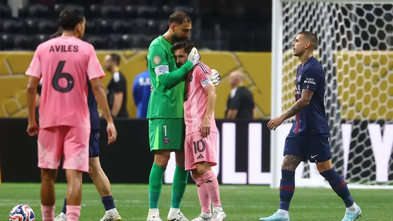 انشستر يونايتد يفكر في الانقضاض على دوناروما بطل ثلاثية الموسم الماضي مع باريس
اقتراب شوفالييه من "حديقة الأمراء" فتح باب الشكوك حول مستقبل دوناروما وسط ترقّب من يونايتد وسكوت من الحارس الإيطالي... حتى الآن. 
#مانشستر_يونايتد
#دوناروما
#باريس_سان_جيرمان