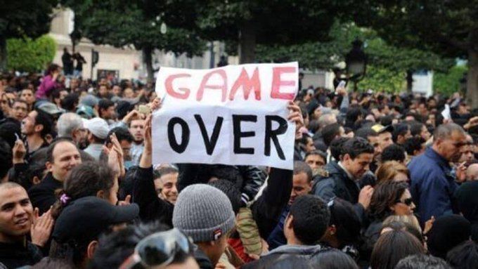 Llamaron a Túnez "la dictadura PERFECTA".

Ben Ali lo CONTROLABA TODO:

- La policía
- Los medios
- La economía

Luego WikiLeaks EXPUSO la fortuna de 13 MIL MILLONES de DÓLARES de su FAMILIA...

Y TODO su régimen se DERRUMBO en sólo 28 DÍAS.

Así es como SUCEDIÓ: 🧵