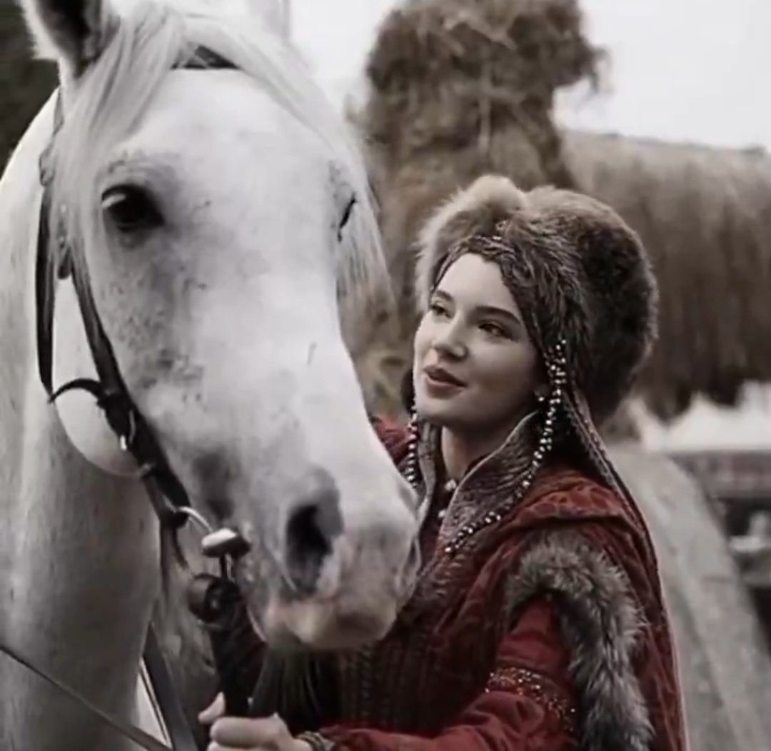 çok arada kalmıştım olur mu olmaz mı diye ama şu shop gönlümü fethetti ya. olursa nasıl olur diye hayal etmeye başladım. 
galiba ben minayı böyle izlemek istiyorum.
çok yakışır ve çok güzel taşır karakterini ama keşke dizi 5-10 sezon olmasa..