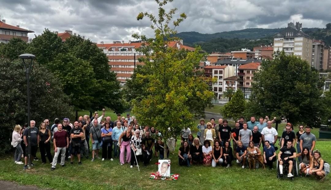 COVITE (@covitepv) on Twitter photo Ayer, <a href="/sortuEH/">SORTU #AskatzeraLotuak</a> y <a href="/ehbildu/">EH Bildu</a> realizaron un homenaje en Galdakao al etarra Pedro del Hoyo, condenado por participar en el asesinato de los policías Modesto Rico y Daniel Villar en 1997⬇️
Una vez más, glorifican en público y de forma obscena a los ASESINOS de ETA, que para ellos son Ayer, <a href="/sortuEH/">SORTU #AskatzeraLotuak</a> y <a href="/ehbildu/">EH Bildu</a> realizaron un homenaje en Galdakao al etarra Pedro del Hoyo, condenado por participar en el asesinato de los policías Modesto Rico y Daniel Villar en 1997⬇️
Una vez más, glorifican en público y de forma obscena a los ASESINOS de ETA, que para ellos son