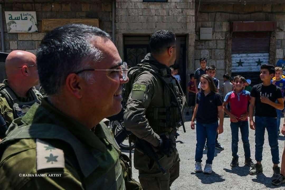 أفيخاي ادرعي يزور القرى الدرزية التي تقع داخل الحدود السورية في الجنوب والتقى خلالها عدد من مشايخ الدروز