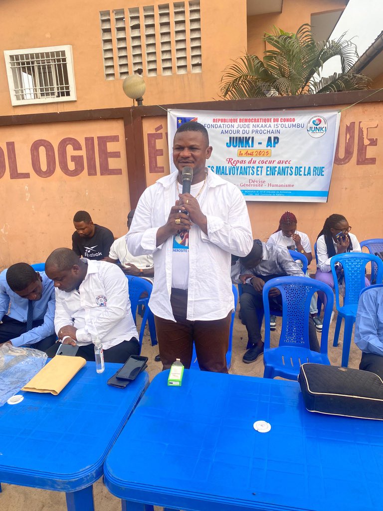 acprdcongo's tweet photo. #RDC: un repas de cœur a été partagé, vendredi, avec des malvoyants et des enfants en rupture familiale, dans la commune de Kasa-Vubu, au centre de Kinshasa, capitale de la République démocratique du Congo, à l’occasion de la Journée des parents célébrée le 1er août de chaque année.

« Nous menons des actions humanitaires. Aujourd’hui, nous sommes ici pour partager un moment de joie, à l’occasion de la journée dédiée aux parents. C’est vraiment une marque de considération. Cela montre que vous êtes des personnes vers qui nous devons nous rapprocher, tendre la main, vous imiter. La société doit accepter toutes les personnes en situation de handicap. Une société inclusive et équitable », a déclaré Jude Nkaka, fondateur d'une structure qui porte son nom (JUNKI-AP).

Découvrez d'autres informations sur notre site web https://t.co/tGEWJ2Bgzn