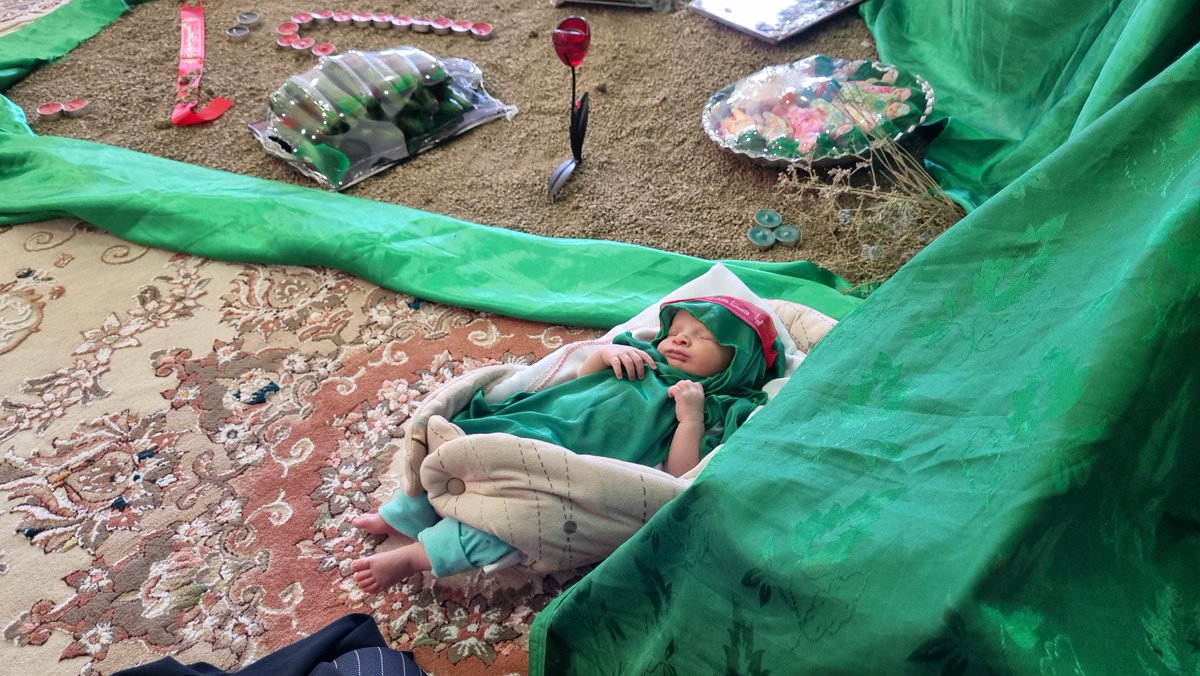 zaferane's tweet photo. مادر بزرگ این بچه سال گذشته تو مراسم سه ساله های حسینی بد جور گریه میکرد و می‌گفت ۹ ساله دخترم بچه دار نمیشه
امسال با خوشحالی اومد پیشم و گفت دیدی حاجتم رو از بی بی گرفتم..😭😭😭
#حب_الحسین_یجمعنا 
#باحسین_پیروزیم https://t.co/0JZuLgPOJx