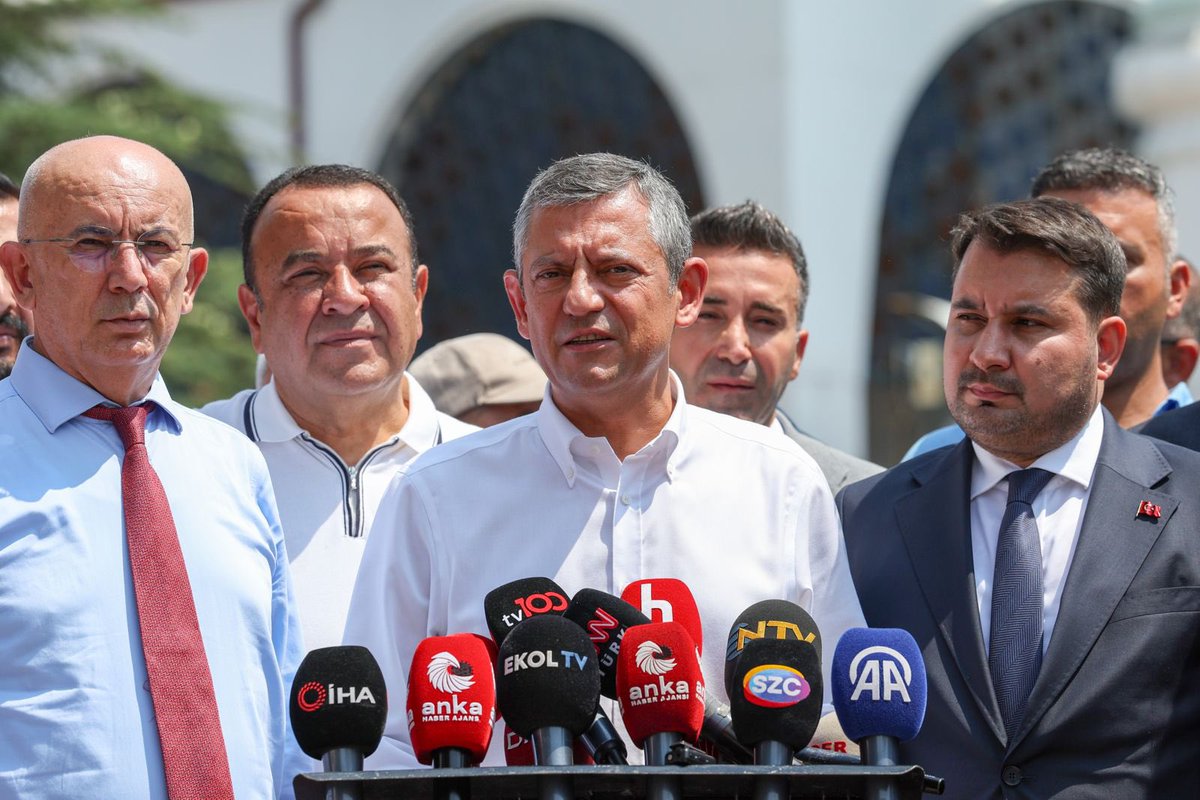 Genel Başkanımız Özgür Özel, cuma namazını Merkez Ulu Cami’de kıldıktan sonra doğayı korurken hayatını kaybeden orman şehitleri için lokma dağıttı. Basın mensuplarının gündeme dair sorularını yanıtladı.