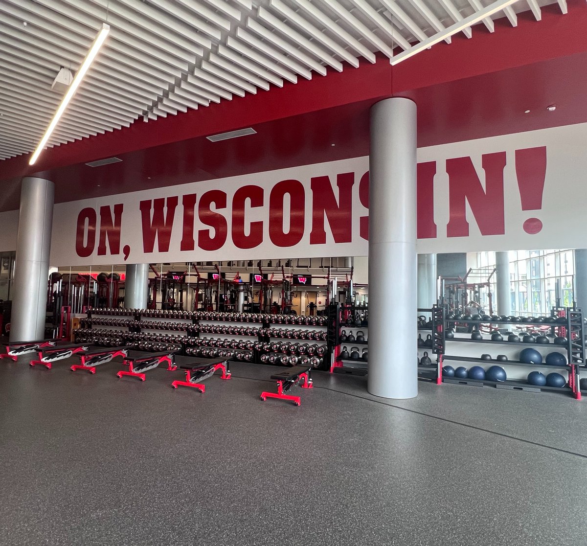 SpringbokTech's tweet image. The Springbok team are back at UW for Year 3 of our mobile unit collaboration with UW Badger Athletic Performance and Wisconsin Athletics.
Over 120 student-athletes across 7 sports will receive scans.
Grateful to continue building alongside Bryan Heiderscheit and his team,…