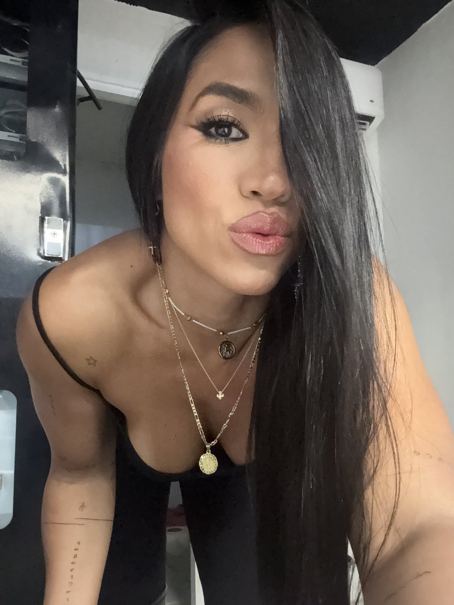 No confundas mi piel con falta de propósito.
Que tú no te atrevas, no significa que yo deba esconderme.
No todo lo que brilla busca aprobación…
A veces, solo se trata de poder en su forma más pura.
🖤✨