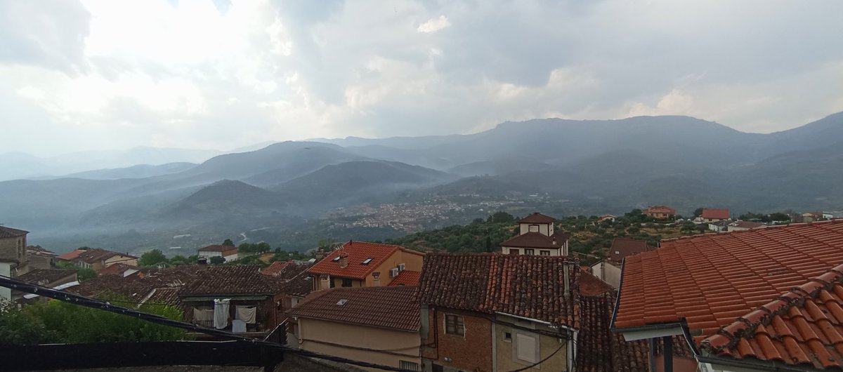 Llueve sobre el incendio. Se retiran los helicópteros. 
Suerte con los cauces de agua de las zonas calcinadas. #IFCuevasdelValle. 16:45.