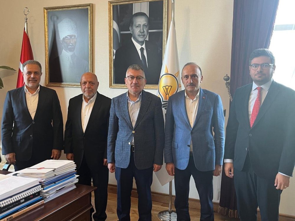 HAK-İŞ’ten AK Parti Grup Başkanı Güler’e Ziyaret

Genel Başkanımız Mahmut Arslan ve beraberindeki HAK-İŞ Yönetim Kurulu üyelerimiz, 1 Ağustos 2025 tarihinde AK Parti Grup Başkanı Abdullah Güler'i makamında ziyaret etti.

Ziyarette Genel Başkanımız Mahmut Arslan’a, Genel Başkan