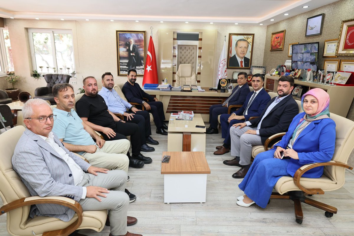 İl yöneticilerimizle birlikte Gençlik ve Spor İl Müdürümüz Yunus Öztürk’ü makamında ziyaret ettik. Toplantımıza İl Kültür ve Turizm Müdürümüz İbrahim Sudak da katıldı.

Manisa’mızda yürütülen ve planlanan gençlik, spor, kültür ve turizm projeleri üzerine verimli bir istişare