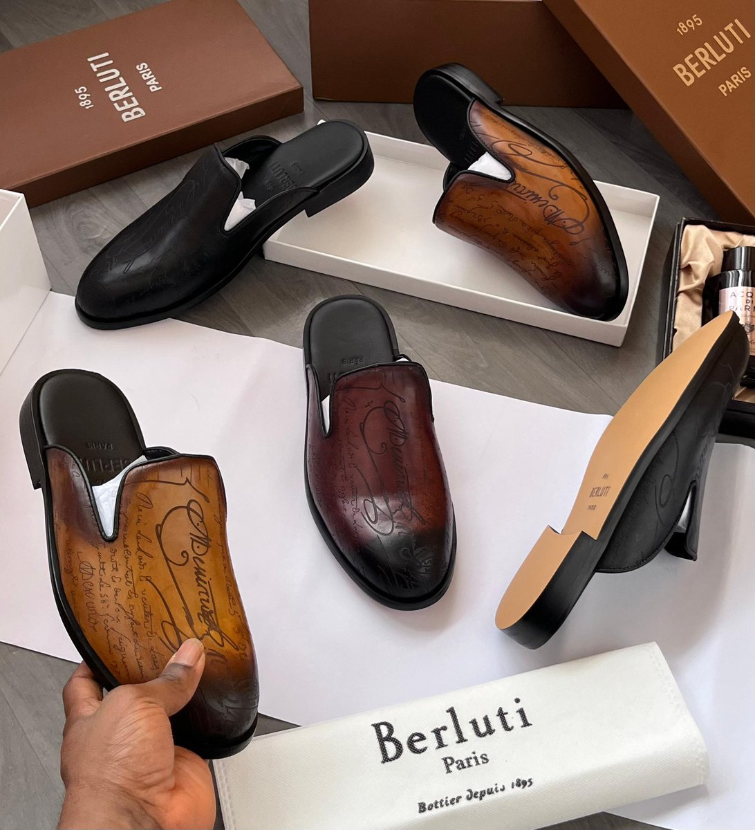 Souqarramahng's tweet image. Italian Berluti Mules 👞 – ₦65,000
Crafted for men who move with class.
Sizes 40–46 | Now available
Step into quiet luxury 🖤

Dm to order or wa.me/9118340906

Nationwide Delivery 🚛🚛🚛

#ShopArRamah #LuxuryMenswear #MuslimMenStyle #HalalFashion
