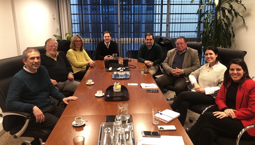 📌CND mantuvo una reunión con la Comisión Administradora del Río Uruguay (CARU) con el objetivo de presentar sus servicios y explorar posibles áreas de colaboración.
🔗cnd.org.uy/noticias/impul…