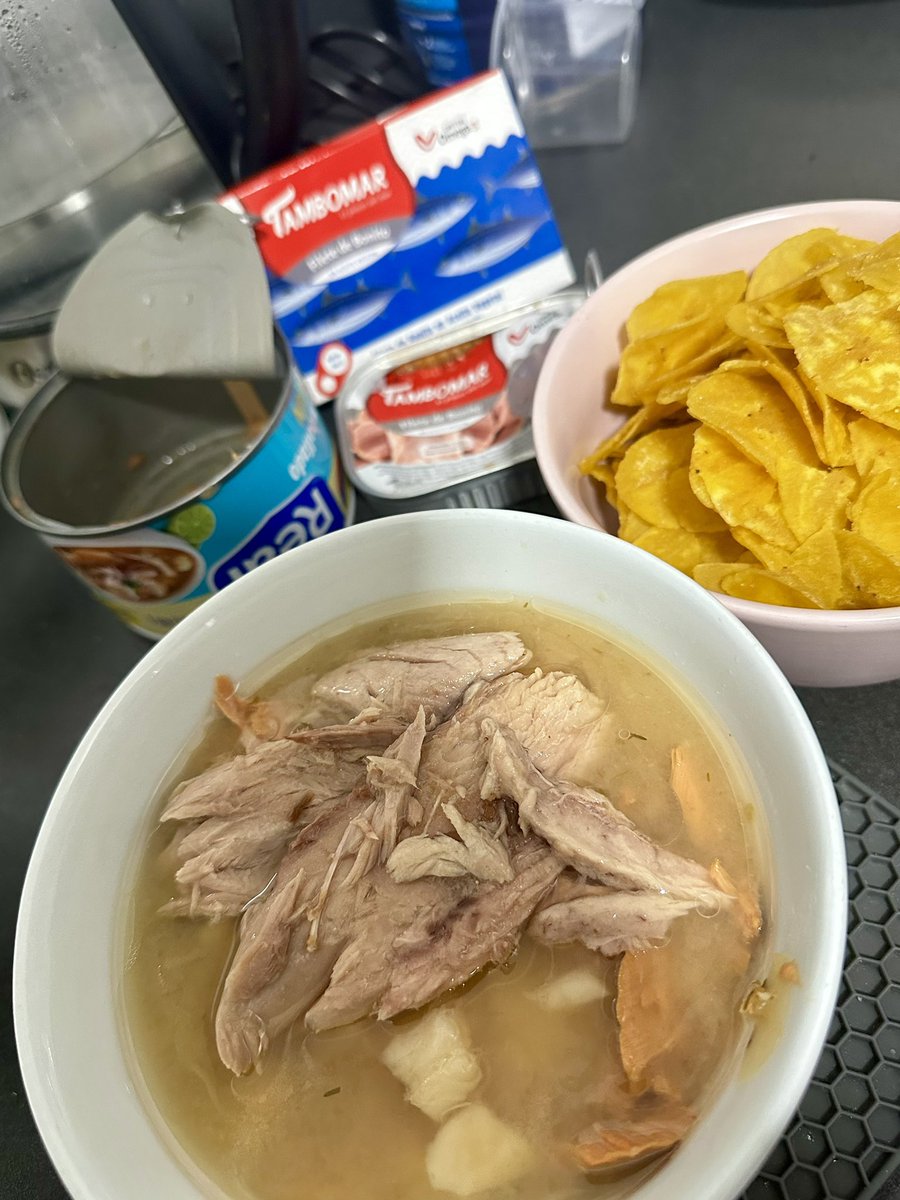 Desayuno cumpleañero!! La ultima lata de encebollado que me trajeron los viajeros!! Tuneada con una lata de albacora peruana 🫶🏽,  aunque a la distancia pero este siempre será mi desayuno perfecto, nunca se olvida al Ecuador del alma 🇪🇨