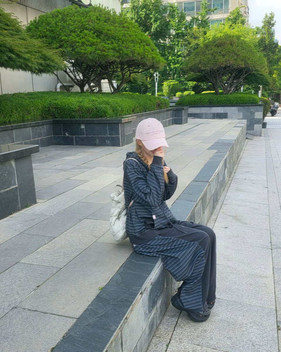 timgaeul's tweet photo. Let your shadow f͟l͟o͟w͟ with the wind 💨, let your steps be soft. Today is for those who walk boldly beneath the open sky 🌤️ and let the 𝘴𝘶𝘯𝘴𝘩𝘪𝘯𝘦 do the talking. https://t.co/Nm0zOkVuyE