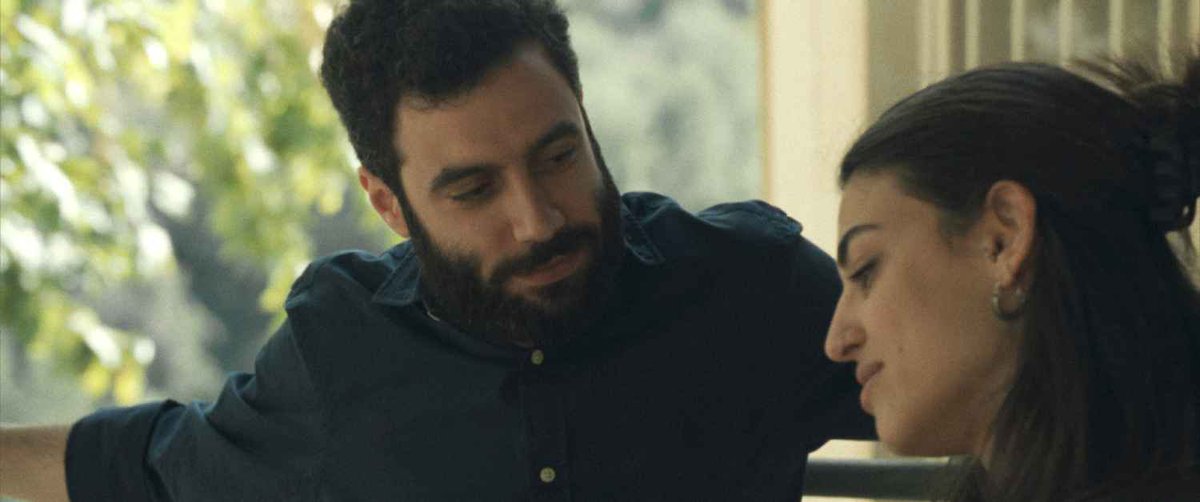 In #HappyHolidays, non è più la storia d’amore a essere al centro ma il corpo che la rende possibile o impossibile, attraversato da leggi, identità e conflitti che lo superano.

Samuel Antichi vede il film di Scandar Copti | fatamorganaweb.it/happy-holidays…