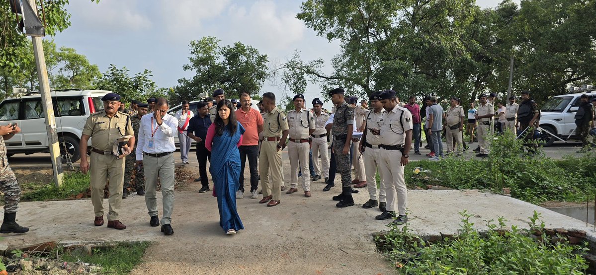 रोहतास के दिनारा थाना क्षेत्र के बेलवाईयां गांव में बीते दिन विवादित भूमि को लेकर दो पक्षों में झड़प हो गया था। उक्त मामले में आज दिनांक 01.08.2025 को जिला पदाधिकारी, रोहतास एवं पुलिस अधीक्षक, रोहतास द्वारा गांव में पहुंचकर स्थल का मुआवना करते हुए मामले का जांच किया गया।