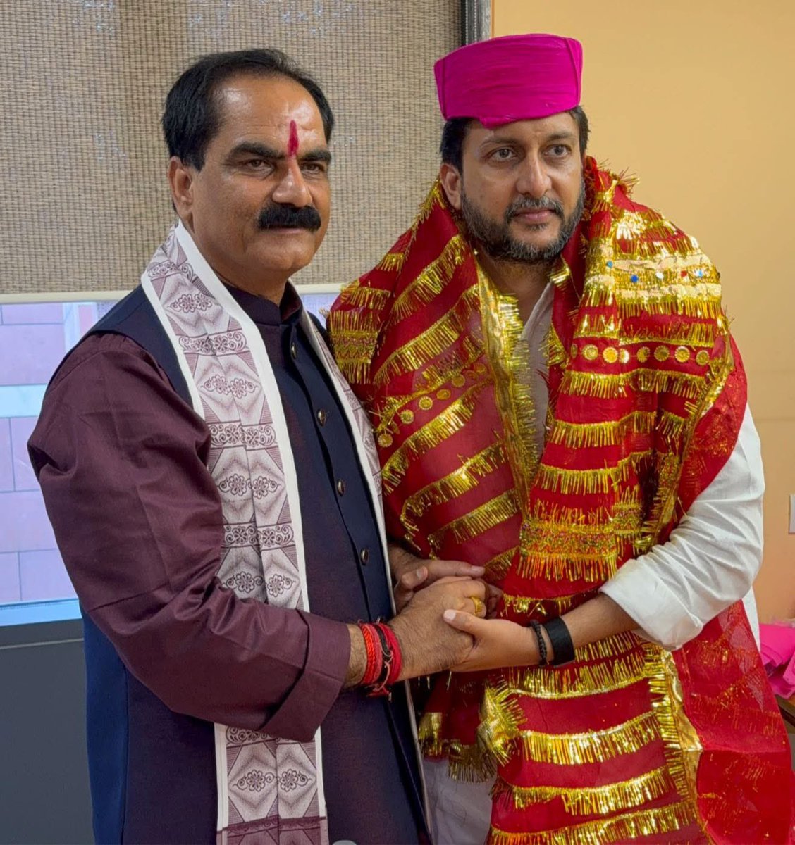 आज भाजपा राष्ट्रीय कार्यालय में पार्टी के राष्ट्रीय मंत्री श्री ऋतुराज सिन्हा जी से स्नेहिल मुलाकात हुई।

इस अवसर पर उन्हें मिथिला परंपरानुसार पाग एवं चादर से सम्मानित किया।

#gopajeethakur #GopalJeeThakur #darbhanga_mithila #darbhanga #riturajsinha