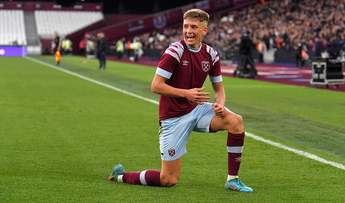 Some needed good news!

West Ham are unlikely to be open to loan offers for Callum Marshall this summer as they look to integrate the 20-year-old striker into the first team next season.

[<a href="/standardsport/">Standard Sport</a>] #WHUFC #COYI
