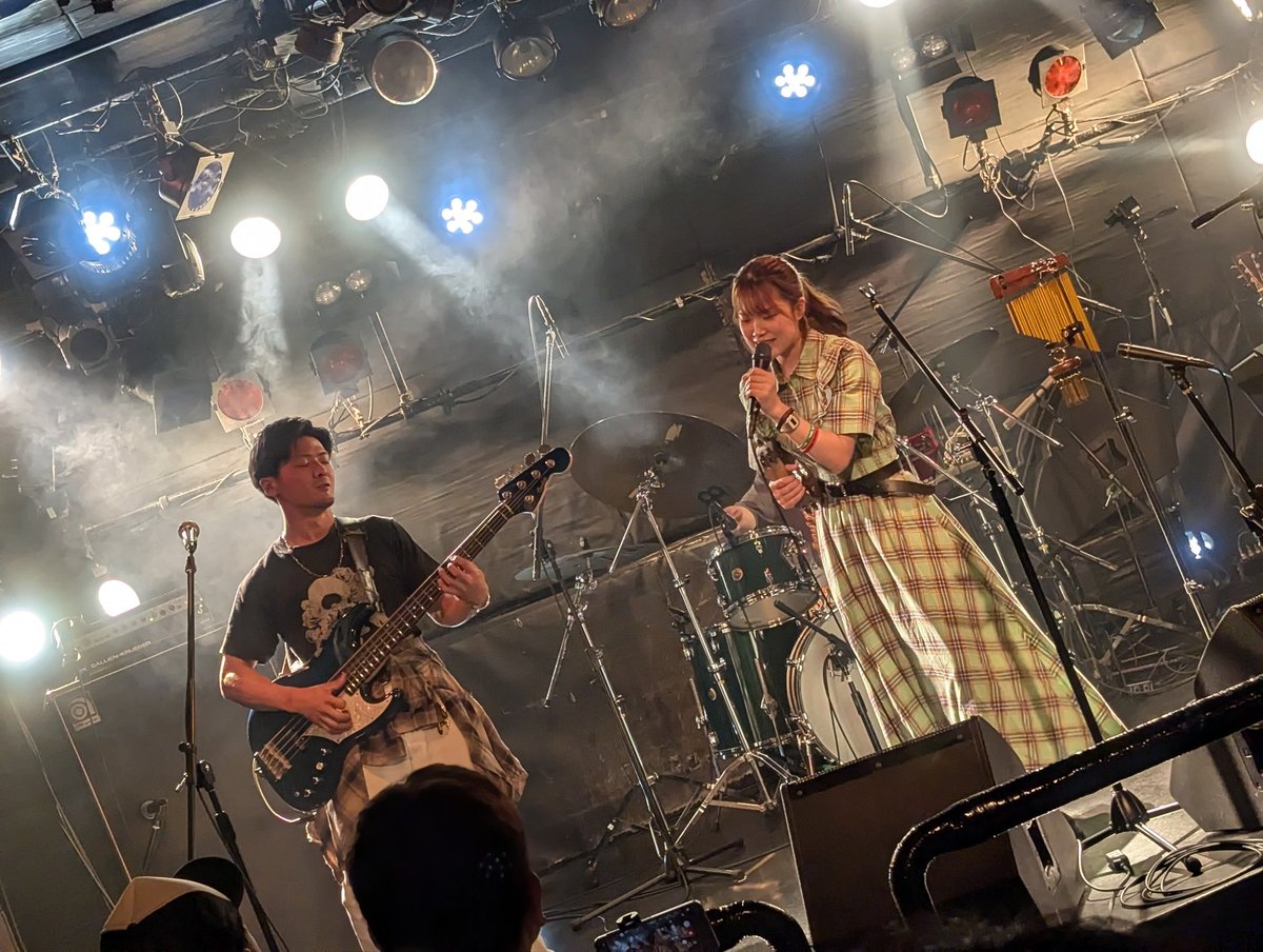 アキ 音楽好きで良かった (@answer_for0209) on Twitter photo 秋葉原GOODMAN
Have a good age presents
burning 3MAN LIVE
「熱くなれ」
drop by drop <a href="/dropbydrop_band/">drop by drop</a>
2025.07.27
初見でした。練馬FAMILYの副店長シミズカナコさんがメンバーにいるバンド位の知識しかありませんでした。 秋葉原GOODMAN
Have a good age presents
burning 3MAN LIVE
「熱くなれ」
drop by drop <a href="/dropbydrop_band/">drop by drop</a>
2025.07.27
初見でした。練馬FAMILYの副店長シミズカナコさんがメンバーにいるバンド位の知識しかありませんでした。