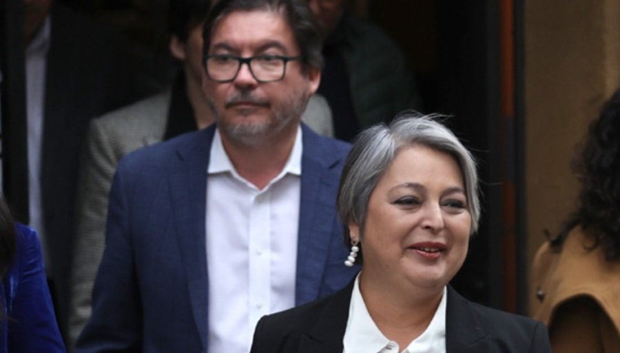 Debido al bullying Jara bajó al extremista Marcos Barraza como “jefe de campaña” y lo escondió como “asesor” gamba.cl/2025/08/jara-m…