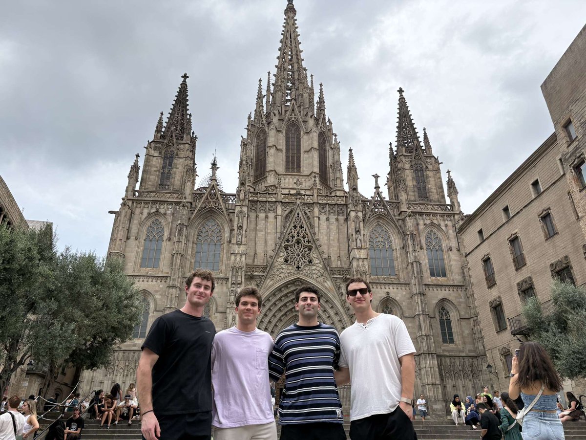 18 of our players spent 4 weeks studying at the London School of Economics. They took classes taught by professors from all over the world. The guys had time to explore other countries. It was an unforgettable experience that they are all extremely grateful for!