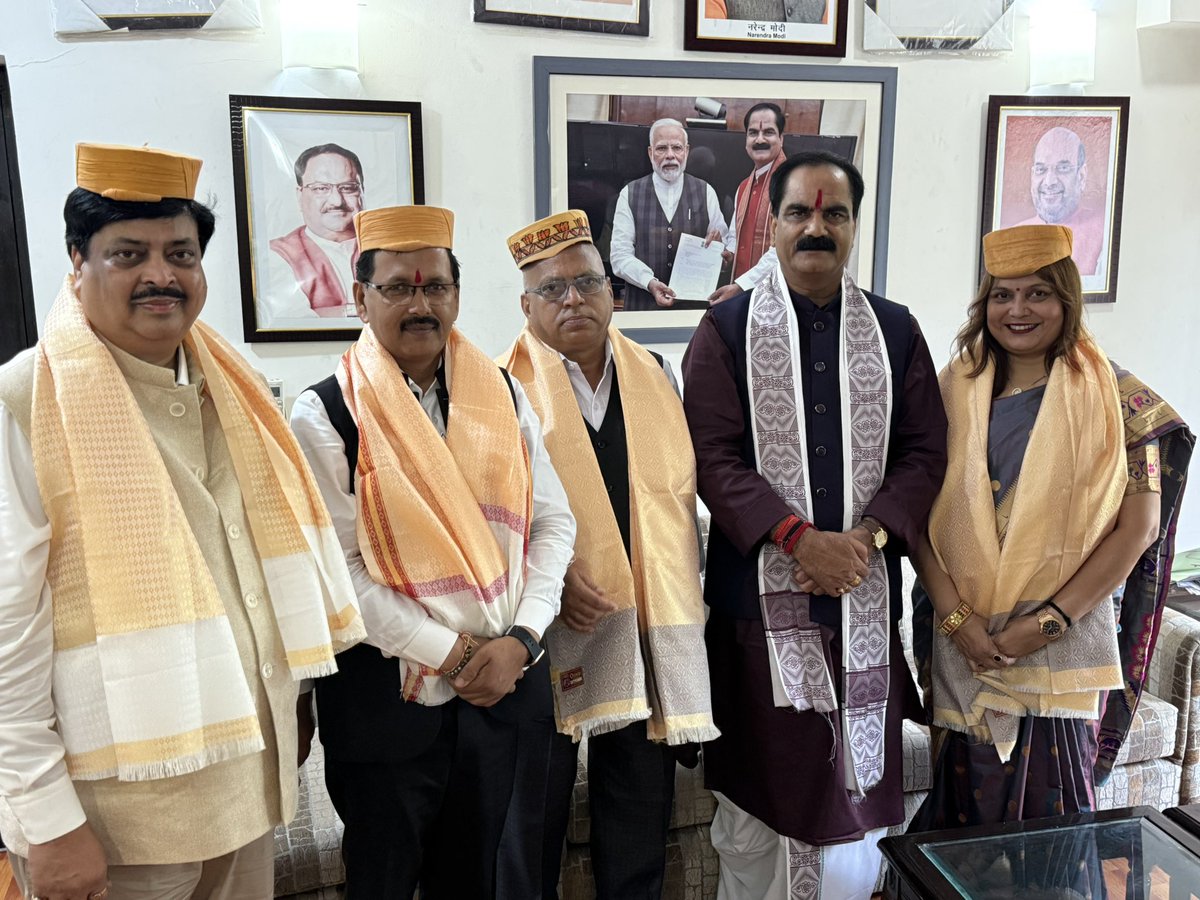 आज नई दिल्ली स्थित आवास पर श्री नीतीश वर्मा जी प्रदेश संयोजक बिहार प्रकोष्ठ महाराष्ट्र, श्री प्रद्युम्न शुक्ला जी महामंत्री उत्तर भारतीय मोर्चा व सह संयोजक बिहार प्रवासी अभियान महाराष्ट्र श्री ऋषिकेश ठाकुर जी प्रदेश उपाध्यक्ष उत्तर भारतीय मोर्चा व सह संयोजक बिहार प्रवासी अभियान