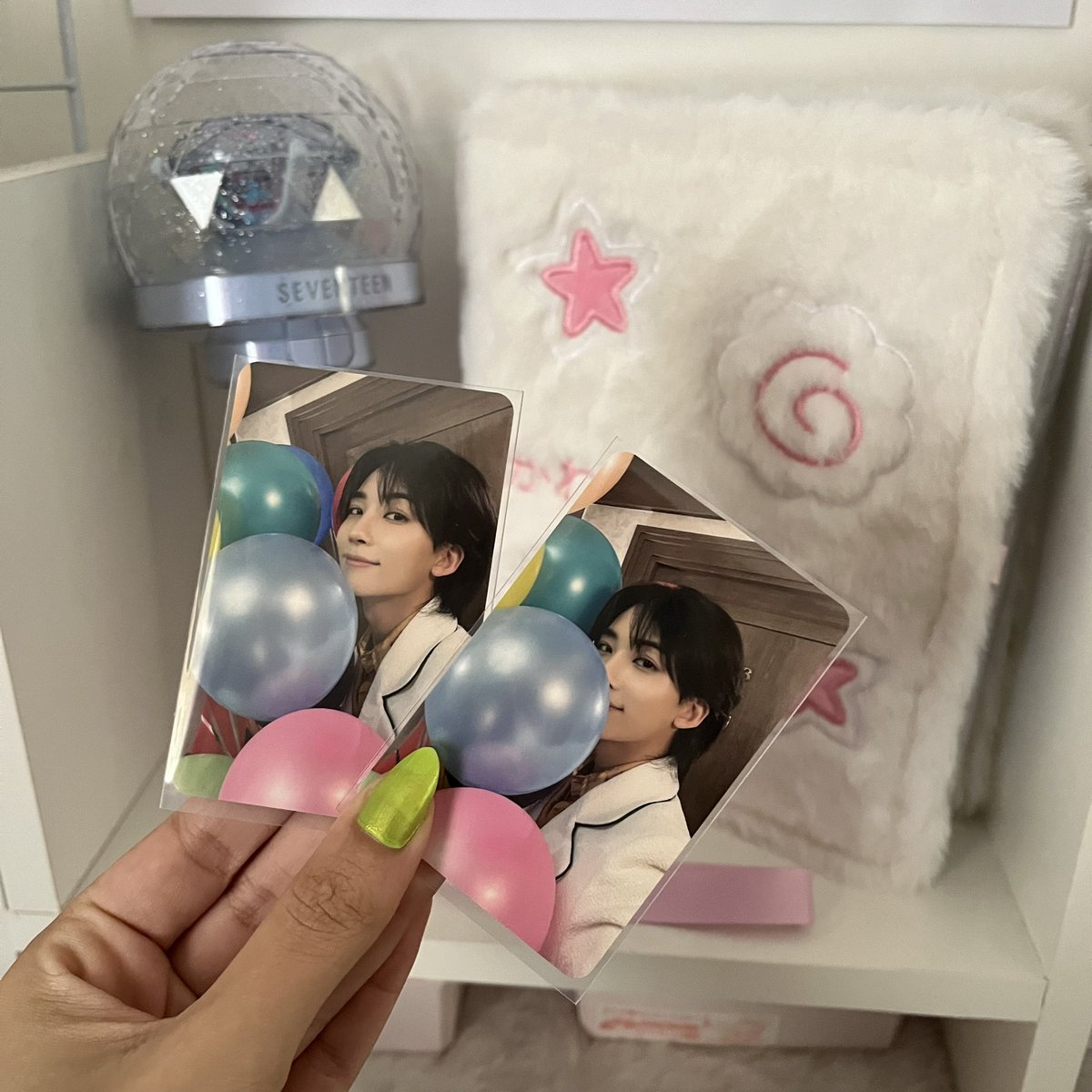 jeonghan com balõezinhos para comemorar meu aniversario cmg 🥳🎈