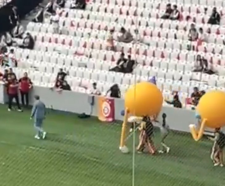 TÜGVA'ya stadımızda gösteri yaptırman mı dersin, bu vakfın dalga geçer gibi "renklensin yaz okulumuz" sloganı mı dersin, tribüne asılan Galatasaray bayrağı mı dersin, 10 gün sonra maçımız var ve çimlerimizin hali mi dersin...
Tarihimizde yoktur böyle rezillik, lütfen istifa et.