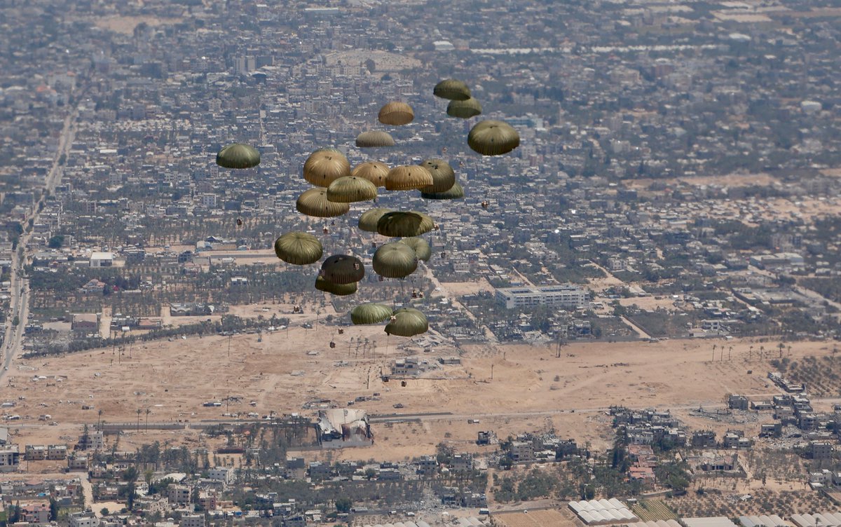 Ministerio Defensa (@defensagob) on Twitter photo ✈️ Impecable trabajo del <a href="/EjercitoAire/">Ejército del Aire y del Espacio</a>, que ha hecho posible el lanzamiento aéreo de 12 toneladas de alimentos sobre #Gaza.
🫡 Una vez más, gracias por estar ahí, al lado de quienes más lo necesitan.
#EADA #Ala31 ✈️ Impecable trabajo del <a href="/EjercitoAire/">Ejército del Aire y del Espacio</a>, que ha hecho posible el lanzamiento aéreo de 12 toneladas de alimentos sobre #Gaza.
🫡 Una vez más, gracias por estar ahí, al lado de quienes más lo necesitan.
#EADA #Ala31