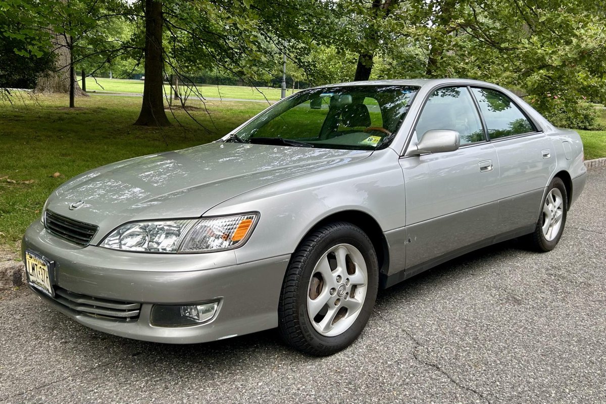 CarsBuyText's tweet image. List Yours On For Sale- Single-Family-Owned 2001 Lexus ES300 at No Reserve: This 2001 Lexus ES300 was purchased new by the seller's father in New Jersey, and it now has 62k… dlvr.it/TMFDMC List Yours With Us- #LexusES300 #ClassicCars #CarAuction #VintageCars #NoReserve